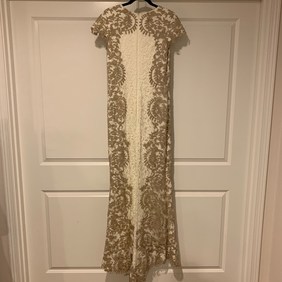 Tadashi lace gown with side appliqué - Picture 4 of 7